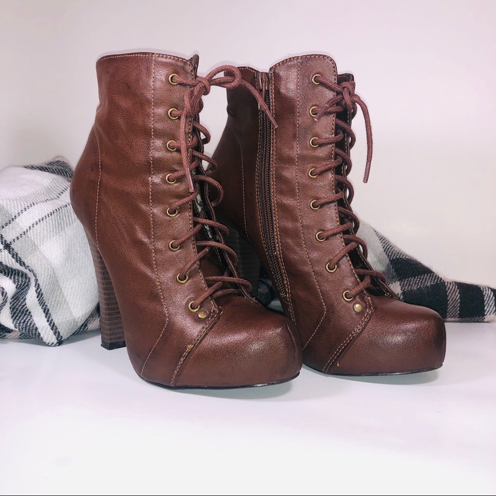 Guess lace up boots 👢